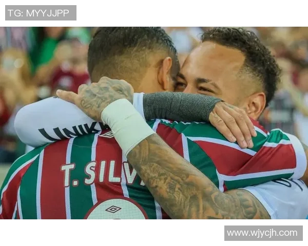 足球巨星深夜现身夜店引发热议球迷热情高涨媒体持续关注