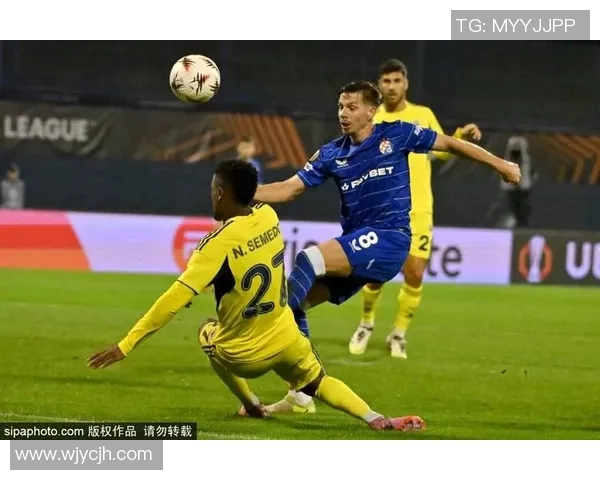 足球巨星赛场激情瞬间引争议中指动作引发球迷热议